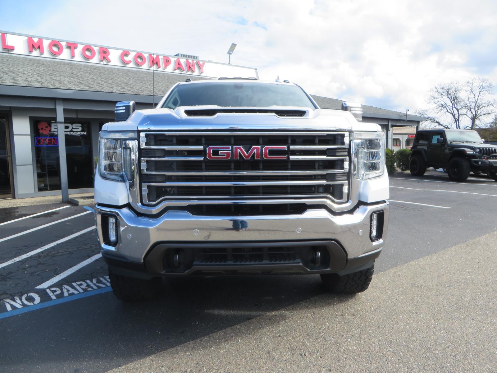 2020 White /TAN GMC Sierra 2500HD SLT Crew Cab 4WD (1GT49NEY4LF) with an 6.6L V8 TURBO DIESEL engine, automatic transmission, located at 2630 Grass Valley Highway, Auburn, CA, 95603, (530) 508-5100, 38.937893, -121.095482 - Features a Cognito level kit, Fox socks, Bakflip MX4, Amp power steps, Toyo AT3 tires, and window tint. - Photo #1